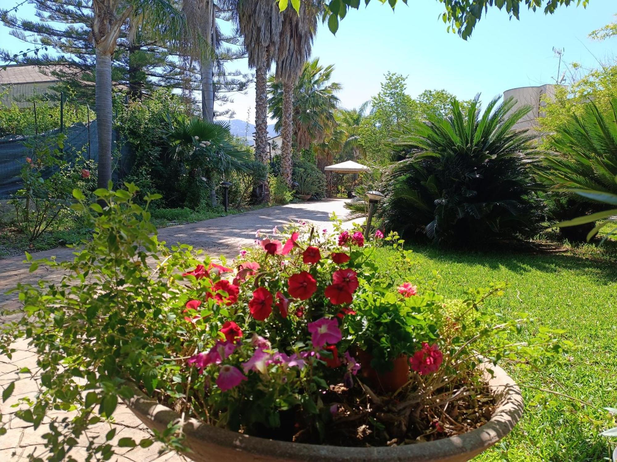 B & B Villa Flora Mondello Exterior photo